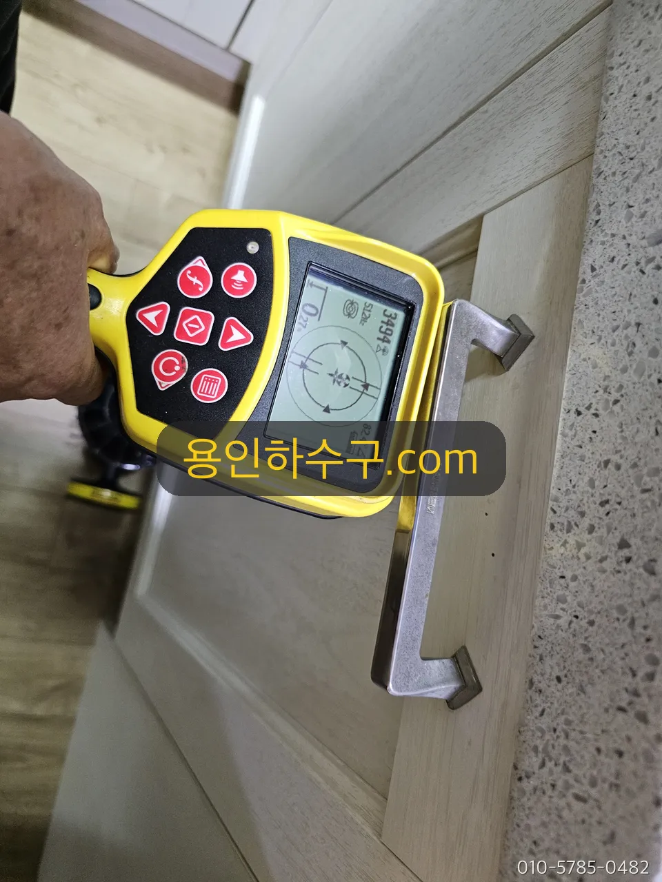 배관 경로 탐지기로 위치를 짚는 작업